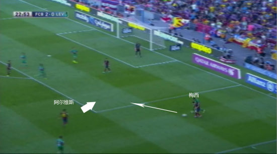 梅西抢断后传阿尔维斯，阿尔维斯插入禁区