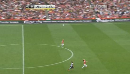 图15 双方争顶高空球