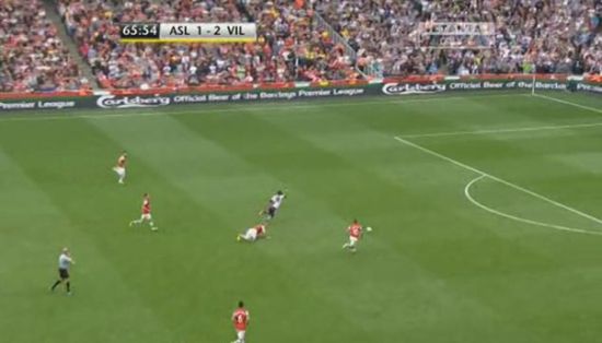 图18 维拉队员继续突破默特萨克