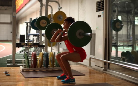 在训练场进行力量训练的莫有雪(鞋：李宁弧三代跑鞋)。