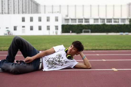 　　莫有雪的世界单纯而单调，除了训练，闲暇时刻就习惯窝在宿舍里(上衣：李宁、裤子：H&M、眼镜：Oakley、耳机：Monster)。