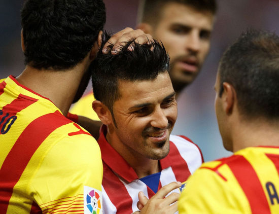 比利亚赛后和前队友们拥抱