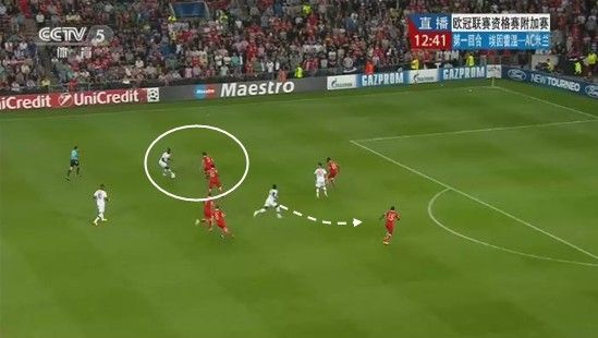 图1 巴洛特利控球，蒙塔里插上