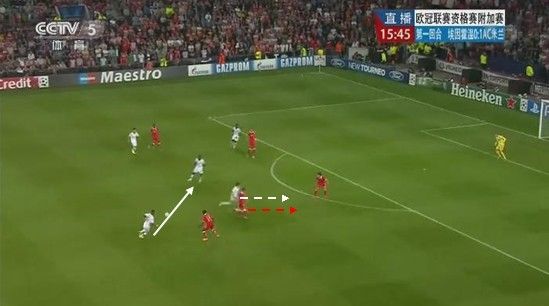 图4 巴洛特利接博阿滕的传球