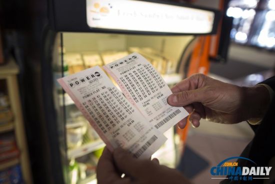 彩民手持强力球彩票