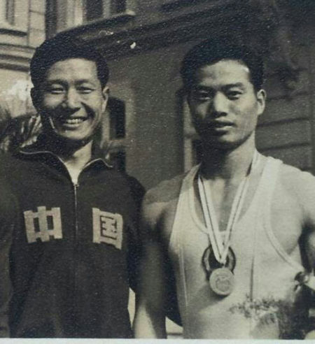 于烈峰(右)获1962年世锦赛鞍马季军后与宋子玉教练合影