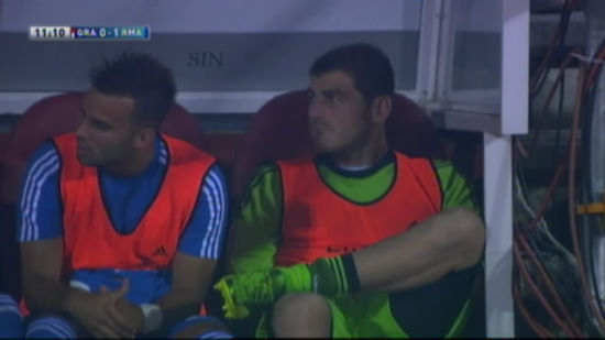 目睹迭戈失误后，卡西的嘴角微微上翘，看向了右侧的安切洛蒂