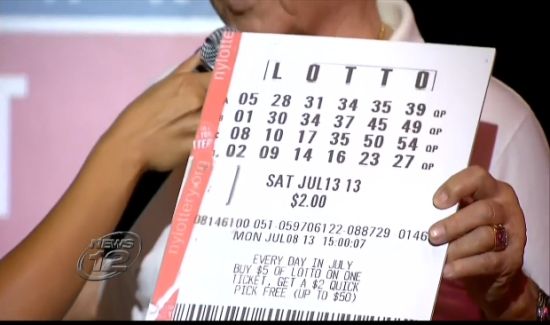 老人凭2美元彩票命中大奖