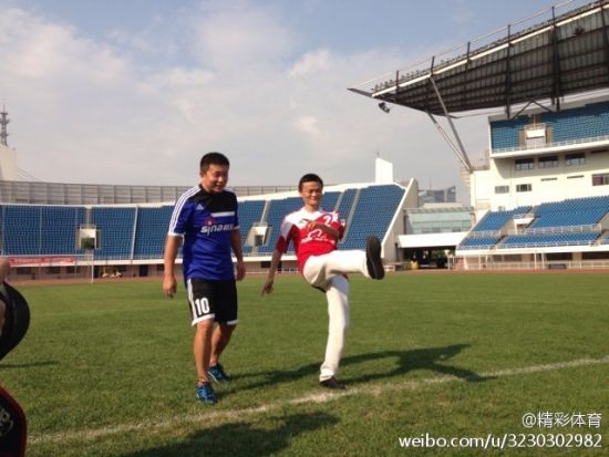 马云与曹国伟为比赛开球