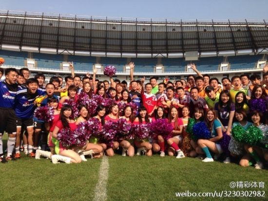 双方赛前合影