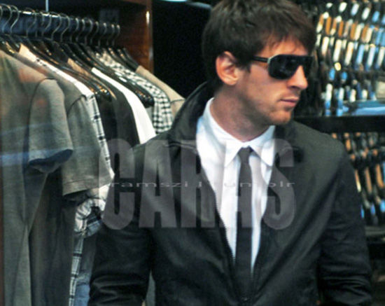 网友拍到梅西在D&G店里试穿时装的照片，被惊艳到！有没有？