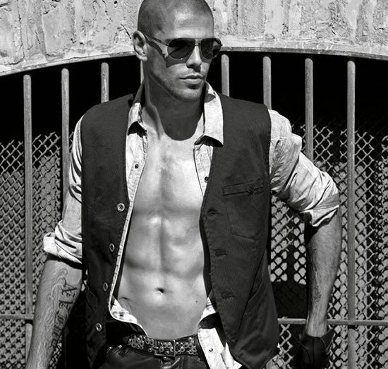 巴尔德斯本身就是个帅哥，上时尚杂志次数高居巴萨队内榜首