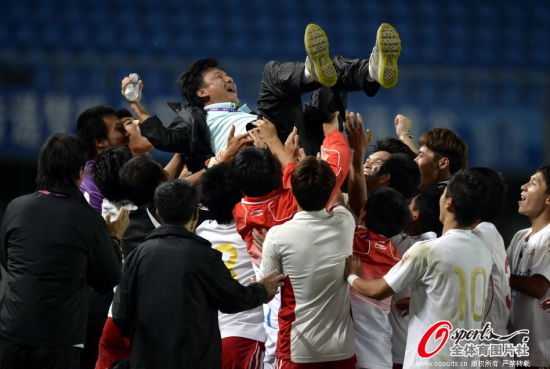 成耀东被上海队员抛起