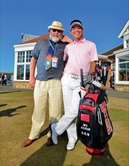 　　吴阿顺正在缪菲尔德会所前留影，突 然一位当地球迷“乱入”要求合照： “你或许不相信，但吴真的是我的偶 像！”吴阿顺大方地接受了请求，留下 了整周最灿烂的一次笑容。