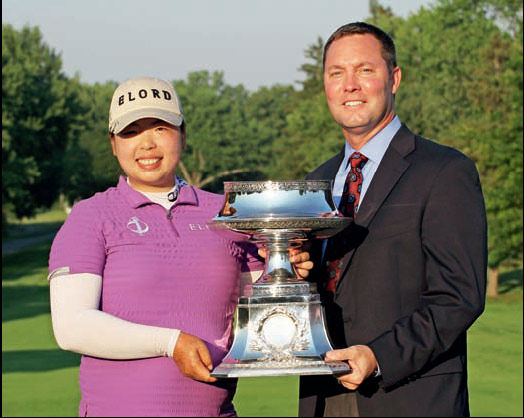 迈克-万恩为冯珊珊颁发奖杯