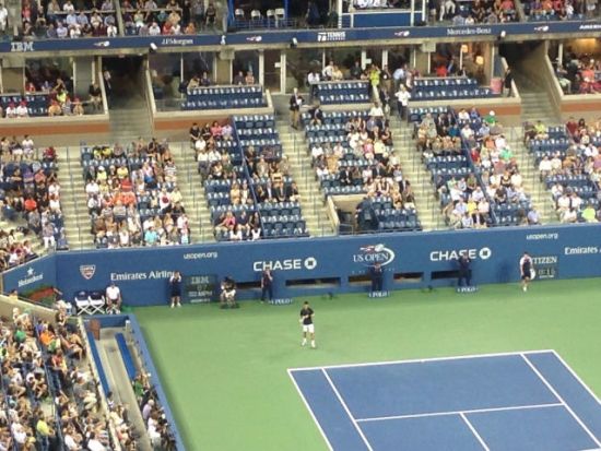 Rachel拍摄的在阿瑟-阿什球场观看德约科维奇的比赛