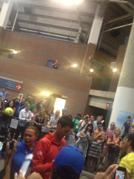 Rachel很郁闷自己差一点就要到了小德的签名