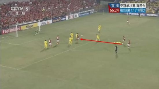 图9 埃尔克森射门被封挡 