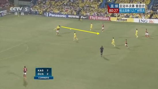 图11 柏太阳神队员解围 