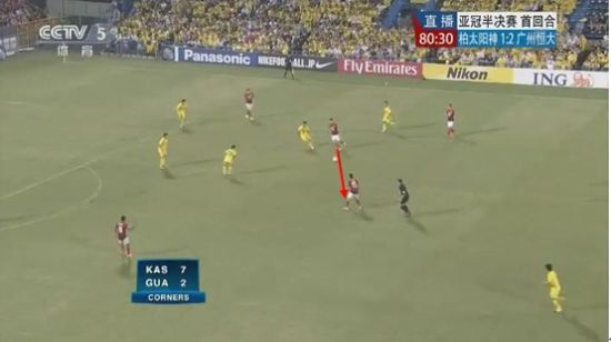 图12 郜林得球发动二次进攻