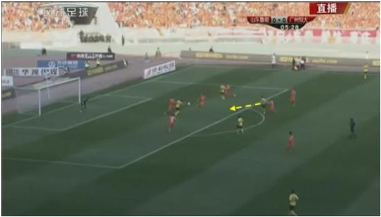 图1 埃尔克森护球，赵旭日后排插上