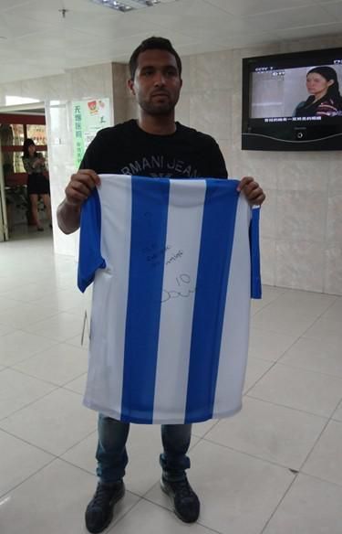 球员达维看望ICU重病球迷葡萄牙语送祝福