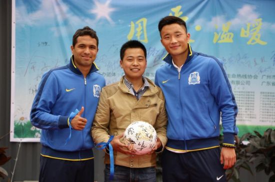 球员达维及球队预备队队长王宾与“托举哥”合影
