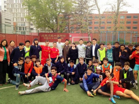 周挺、侯森参加55中足球进校园公益活动