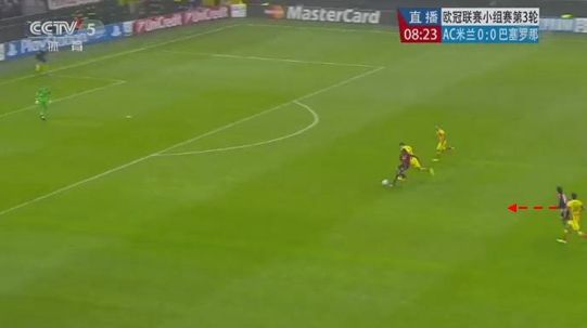 图10 罗比尼奥控球，卡卡超越布斯克茨