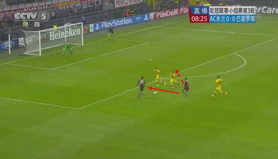 图11 罗比尼奥分球给卡卡