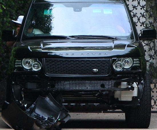 小贝路虎豪车被撞烂