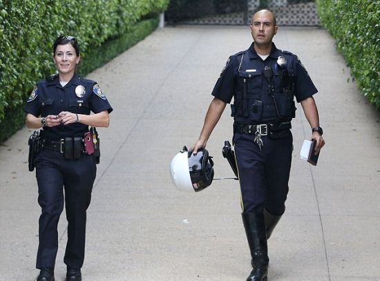 处理事故的警察看起来很高兴