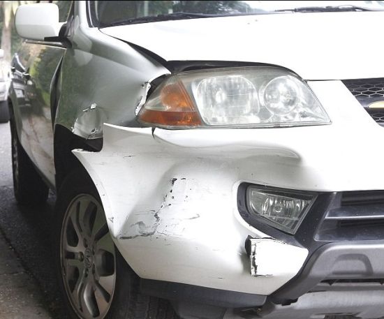 讴歌汽车被撞坏