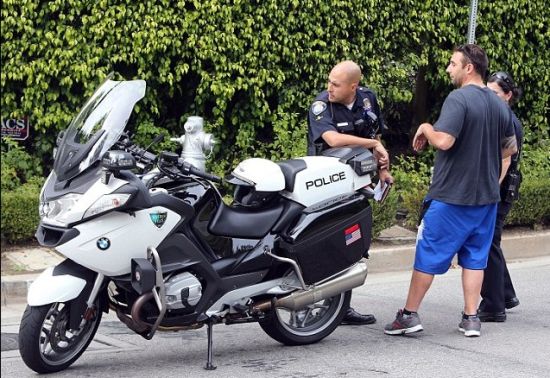 警察询问路人事故情况