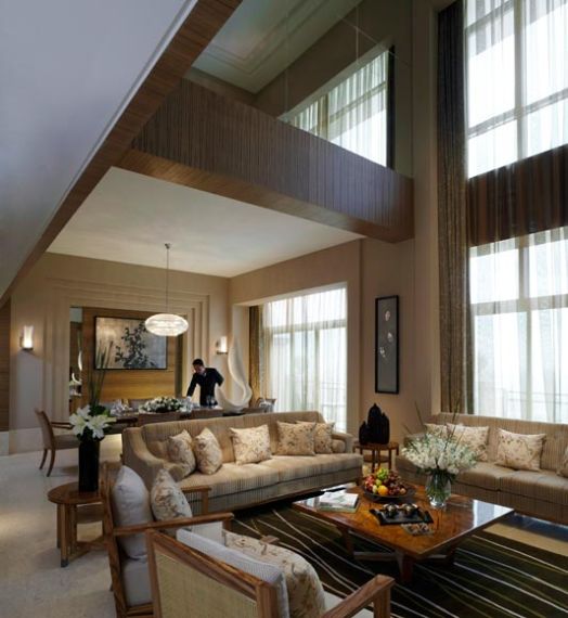 工作人员在为伍兹准备下榻的总统套房