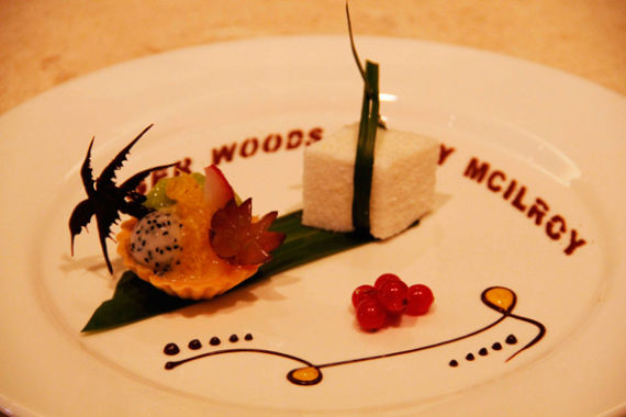 晚宴-观澜湖专门为两位球手制作了甜点，碟子上用巧克力粉写着两人的英文全名