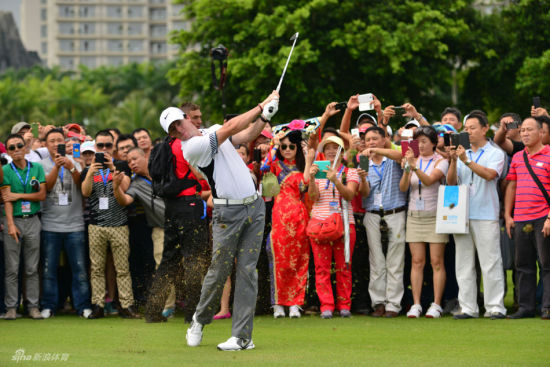 海口观赛的旗袍女
