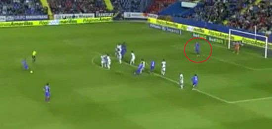 　　莱万特抱怨对手进球是不公平的，因为几分钟前他们也是这么干的，请注意红圈处的莱万特球员位置