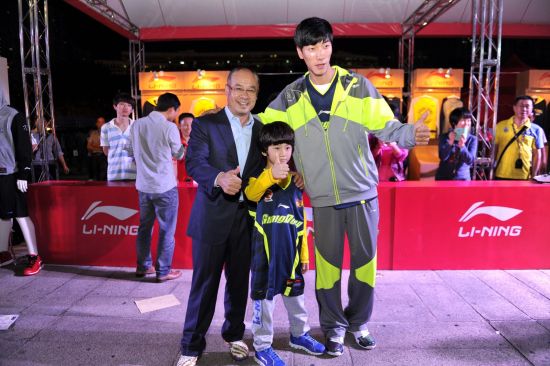李宁先生、张亮张天天父子在外场互动