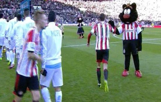 约翰逊与吉祥物击掌