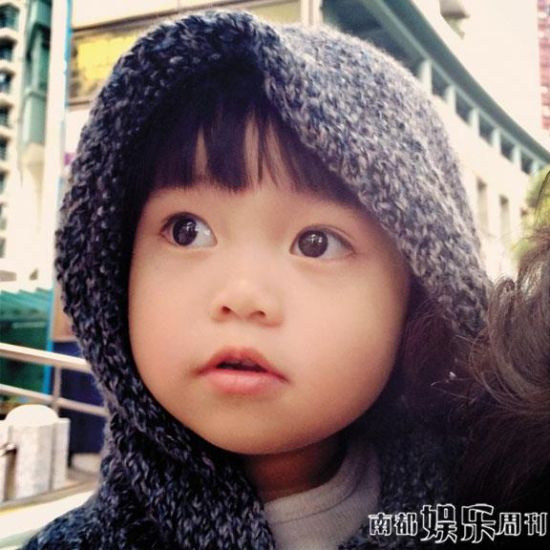 韩寒女儿眼睛大大的，特别可爱。
