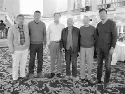 　　上海男篮历届后卫(从右往左)李秋平(上世纪八十年代)、朱承塘(上世纪五十年代)、吴成章(上世纪四十年代)、谢锦生(上世纪五十年代)、郑福根(上世纪七十年代)、沈昕(上世纪六十年代)