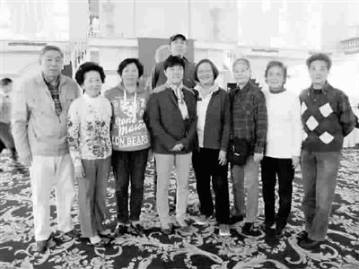 　　丛学娣的历任教练(从右往左)盛妲妮(静安少体)、徐建华(市少体)、王慧珠(静安少体)、王惠珍(上海青年队)、丛学娣、杨家训(后排，上海队)、唐华娟(上海队)、王诗珮(上海市中学生队)、沈昕(上海队)