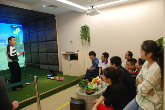 衡泰信执行董事王总在高尔夫模拟器前讲解球场规则