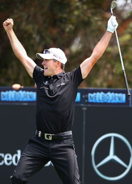 斯图亚特-曼利一杆进洞很兴奋