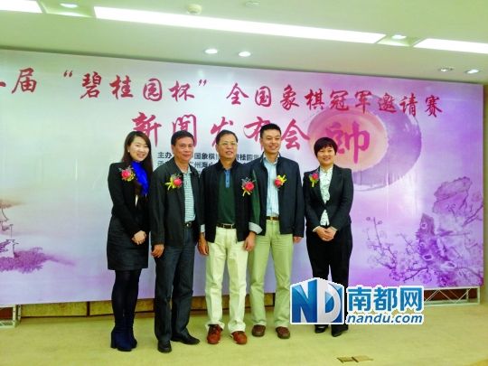 昨日，吕钦(左二)、许银川与赞助商、组织者合影。