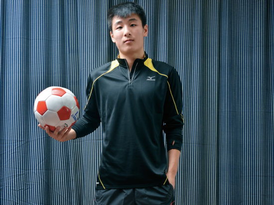 　　武磊在上海根宝足球训练基地接受《外滩画报》采访时所拍照片。