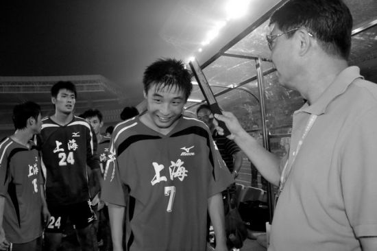 　　2009 年 7 月 28 日，武磊在全运会罚点球前，徐根宝在给他打气。