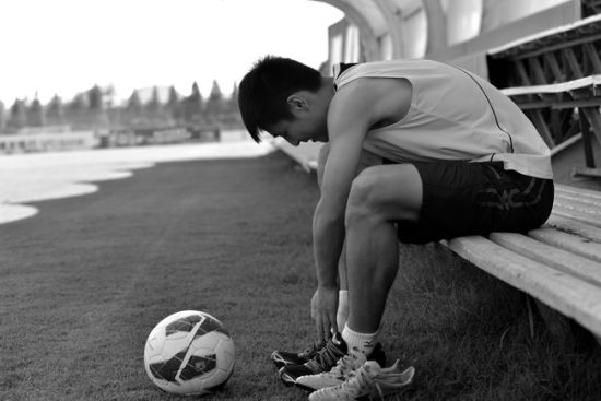 　　接受《外滩画报》采访之后，武磊在位于崇明的足球基地训练场边穿上球鞋，准备上场训练。