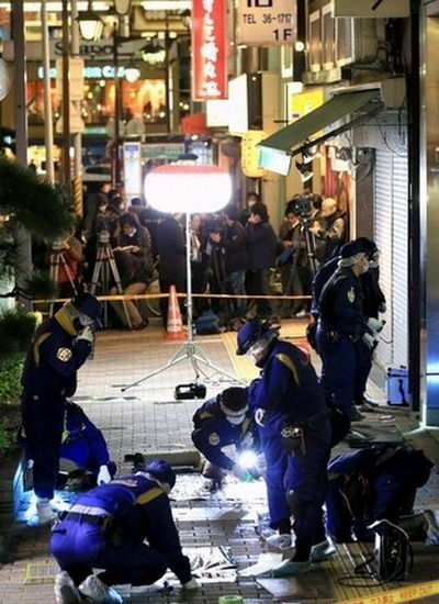 警方在事发现场附近调查（网页截图）